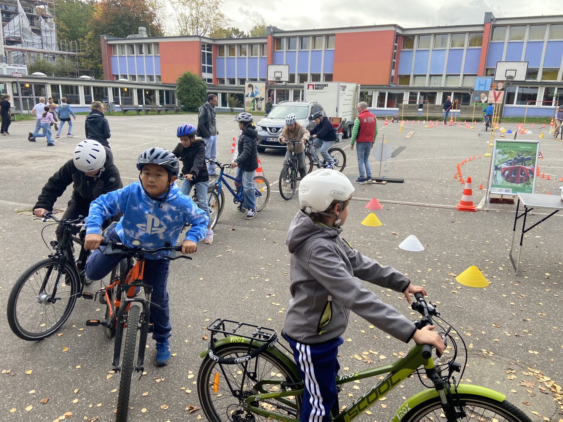 Schüler auf dem Fahrrad während des Fahrrad-Parcours