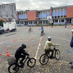 Schüler auf dem Fahrrad während des Fahrrad-Parcours