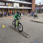 Schüler auf dem Fahrrad während des Fahrrad-Parcours