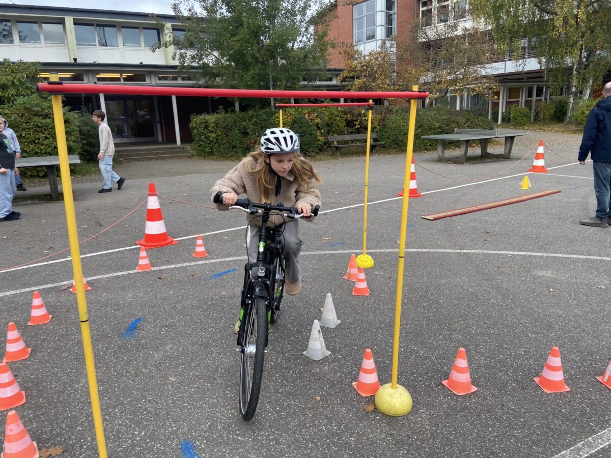 Schüler auf dem Fahrrad während des Fahrrad-Parcours