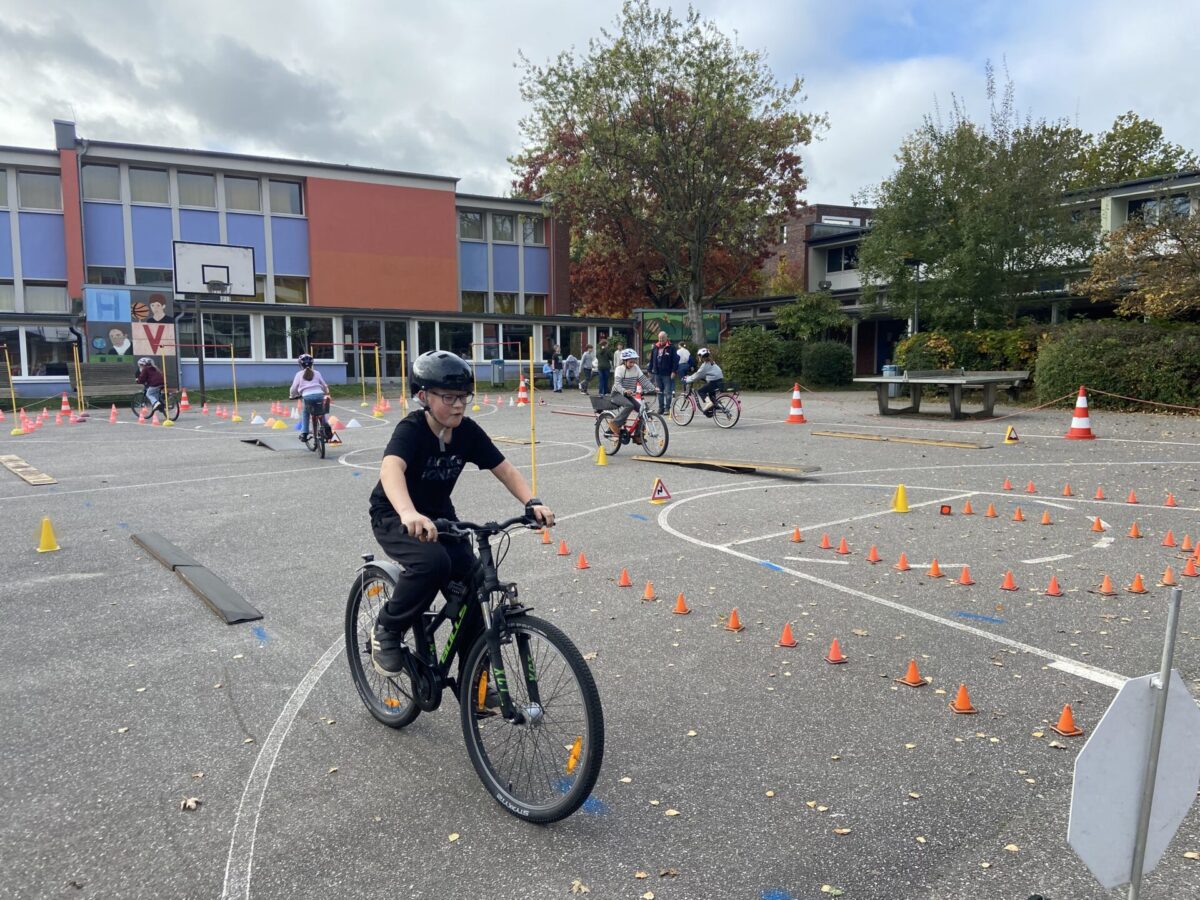 Schüler auf dem Fahrrad während des Fahrrad-Parcours