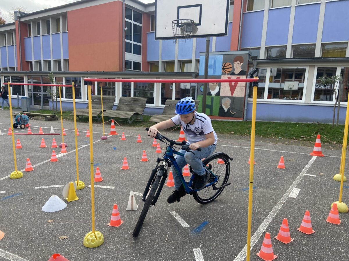 Schüler auf dem Fahrrad während des Fahrrad-Parcours