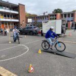 Schüler auf dem Fahrrad während des Fahrrad-Parcours