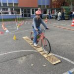 Schüler auf dem Fahrrad während des Fahrrad-Parcours