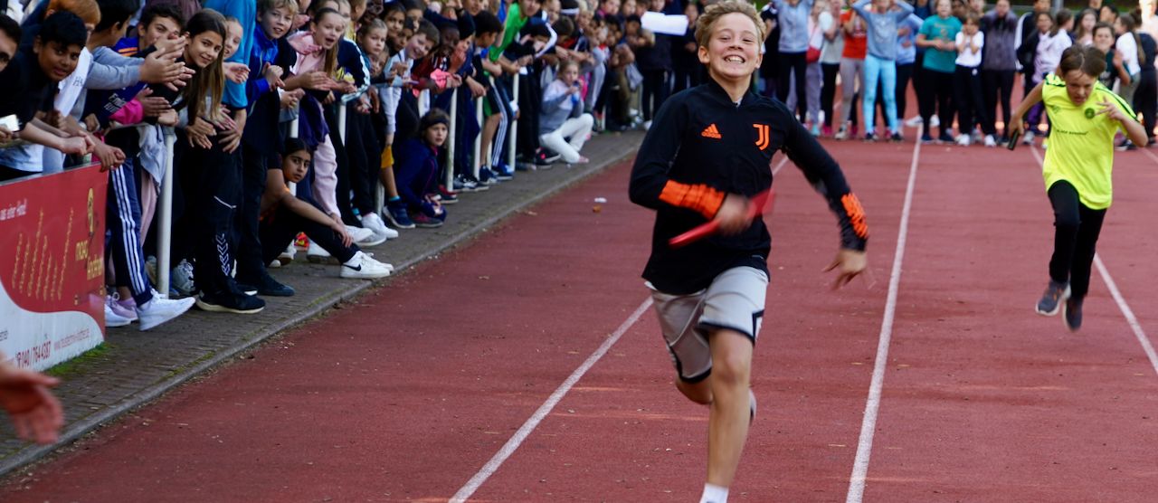 Beim Staffellauf während des Sportfestes