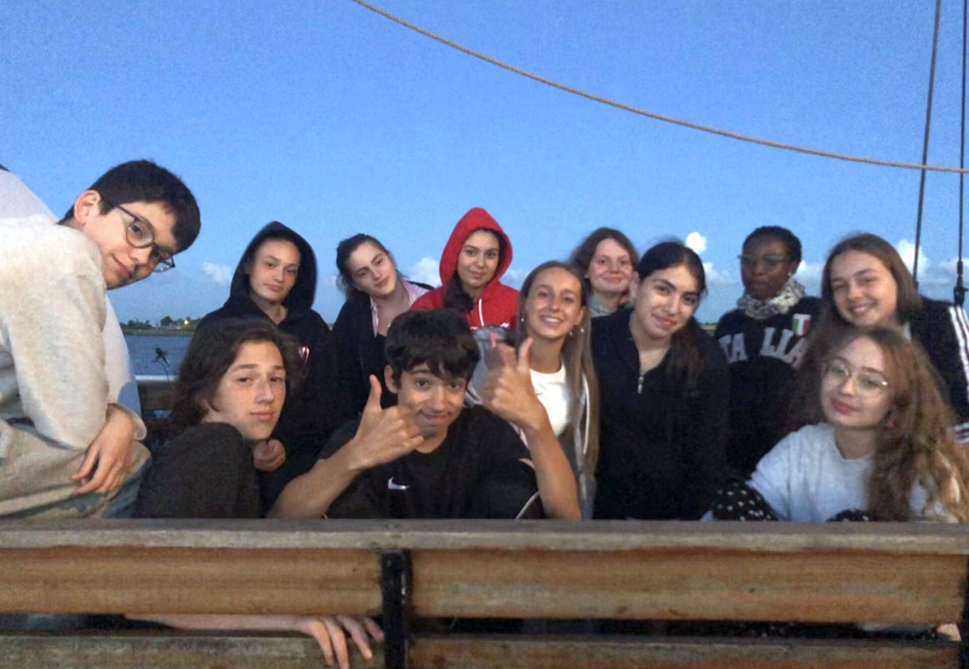 Eine Schülergruppe an Bord eines Segelschulschiffs