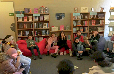 Eine Schülergruppe bei der adventlichen Lesepause in der Bibliothek