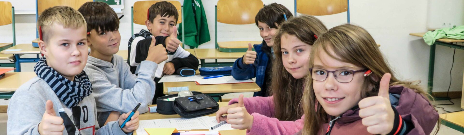 Eine Schülergruppe zeigt 'Daumen hoch'
