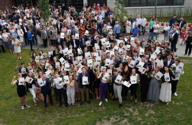 Abiturientinnen und Abiturienten mit ihren Zeugnissen