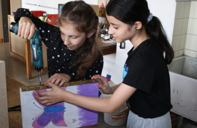 Zwei Fünftklässlerinnen beim Spindbau