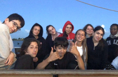 Eine Schülergruppe an Bord eines Segelschulschiffs