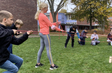Eine Schülergruppe beim kooperativen Spiel