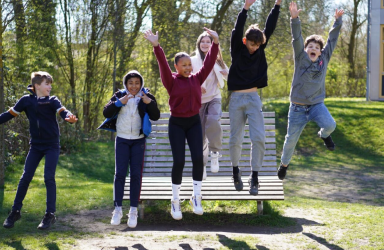 Hochspringende Schülerinnen und Schüler