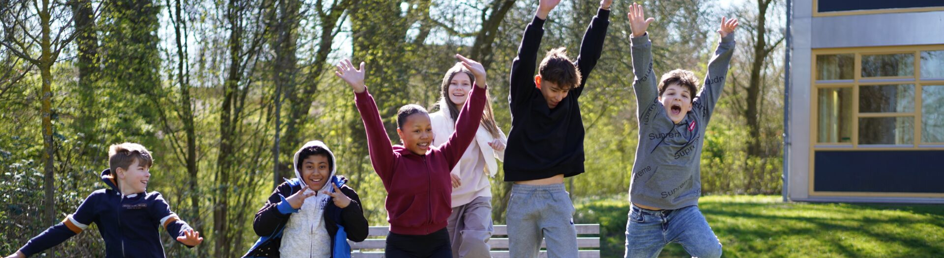 Hochspringende Schülerinnen und Schüler
