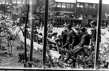 Schulhofleben aus der Anfangszeit des AvH