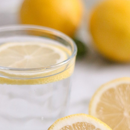 Symbolbild Wasserglas mit Zitronen © Claudia Soares on Unsplash