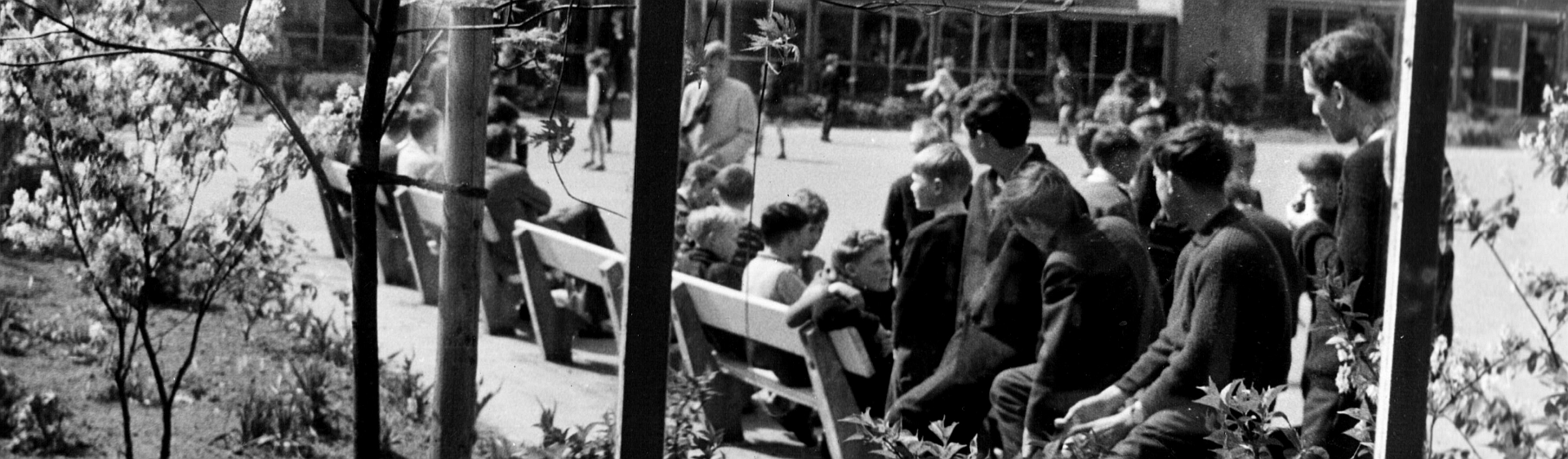 Schulhofleben aus der Anfangszeit des AvH