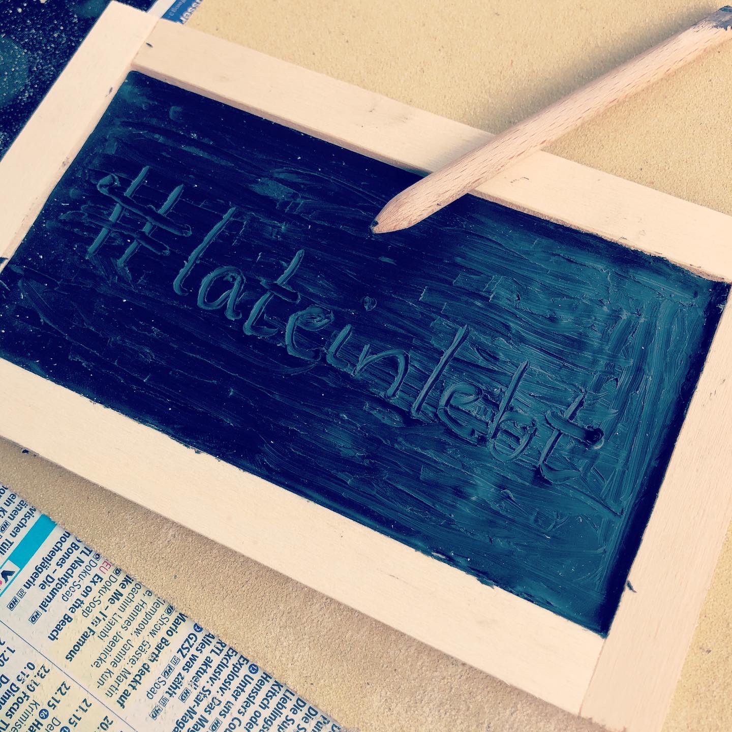 Eine Wachsafel, darin #Latein lebt' eingeritzt