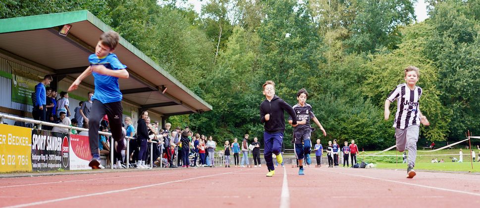 Beim Staffellauf während des Sportfestes