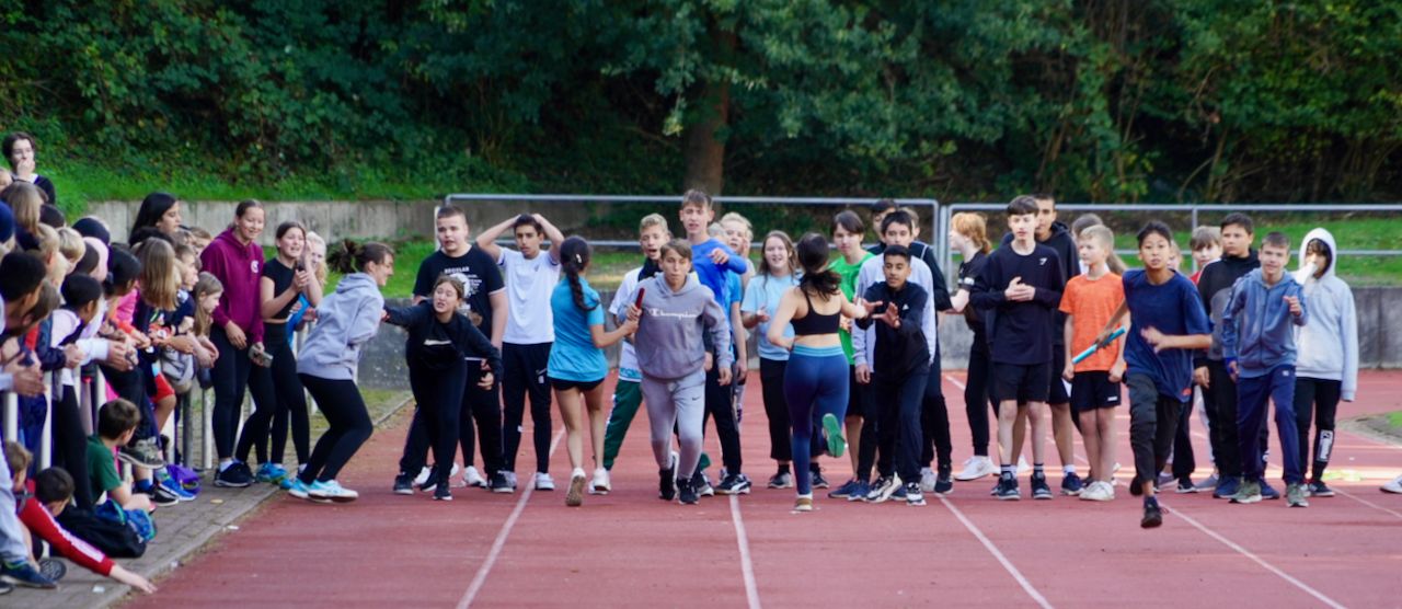 Beim Staffellauf während des Sportfestes