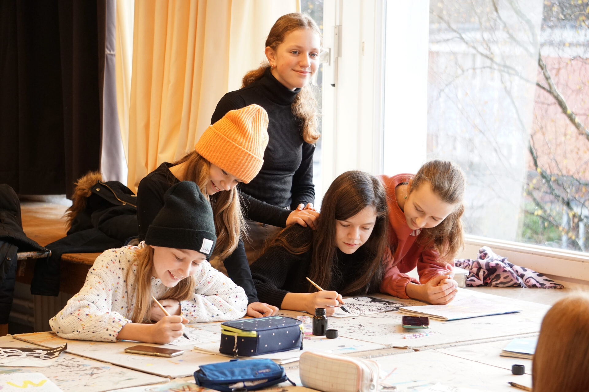 Fünf Schülerinnen im Kunstunterricht