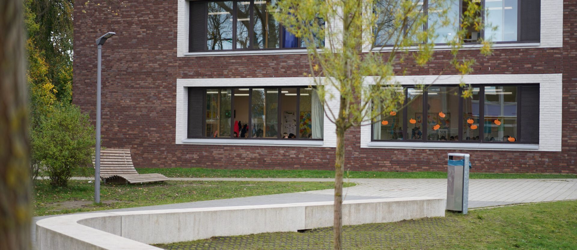 Auf dem Schulhof vor dem Neubau 2019