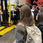 Die 8c bestaunt die Bühnenbilder