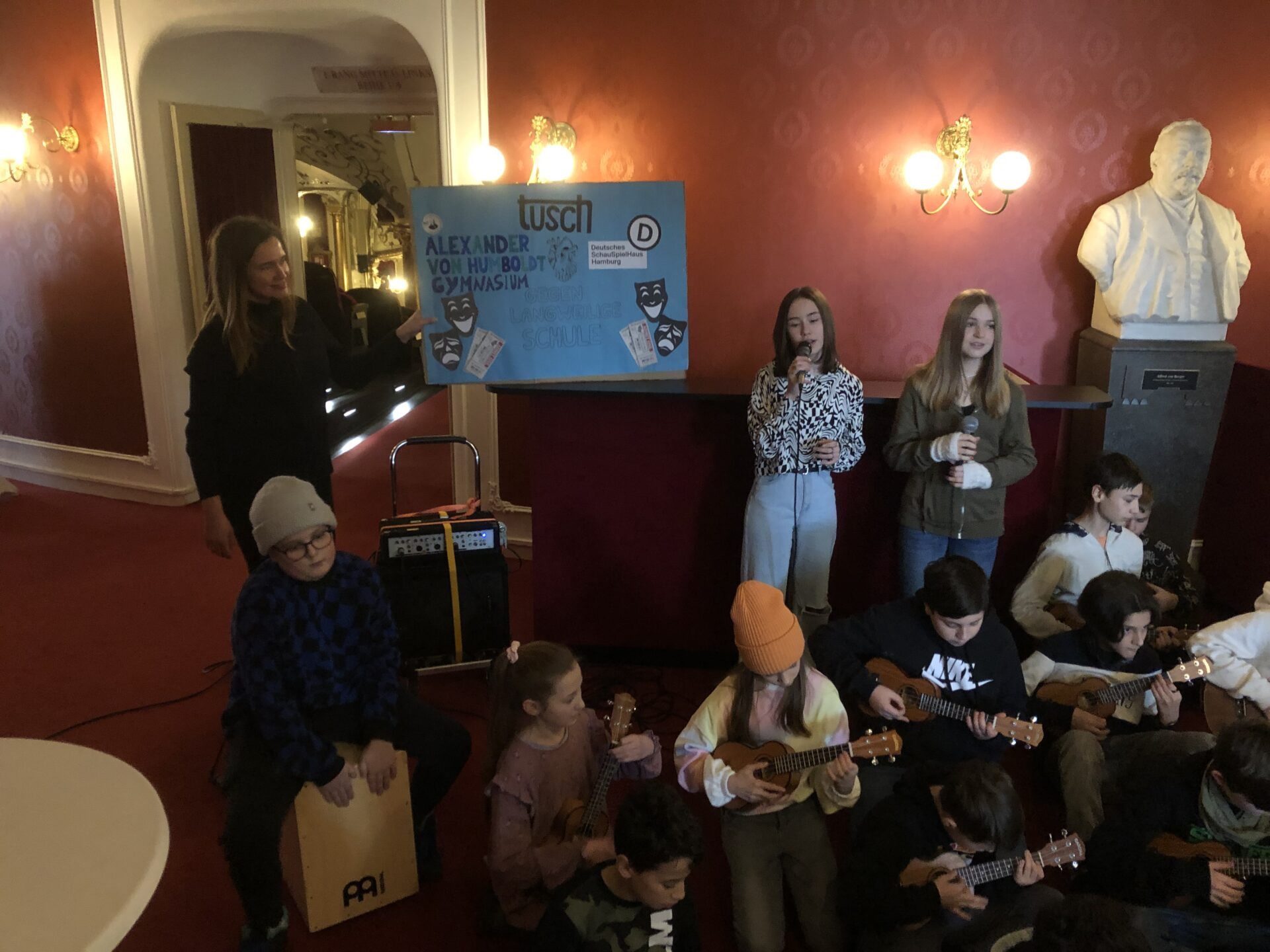 Besuch einer Schülergruppe vom AvH mit Yukulelen im Schauspielhaus Hamburg im Rahmen von TUSCH
