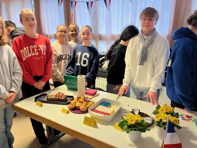 Schülerinnen und Schüler bieten am Journée franco-allemande französisch-deutsche Spezialitäten in der Pausenhalle an