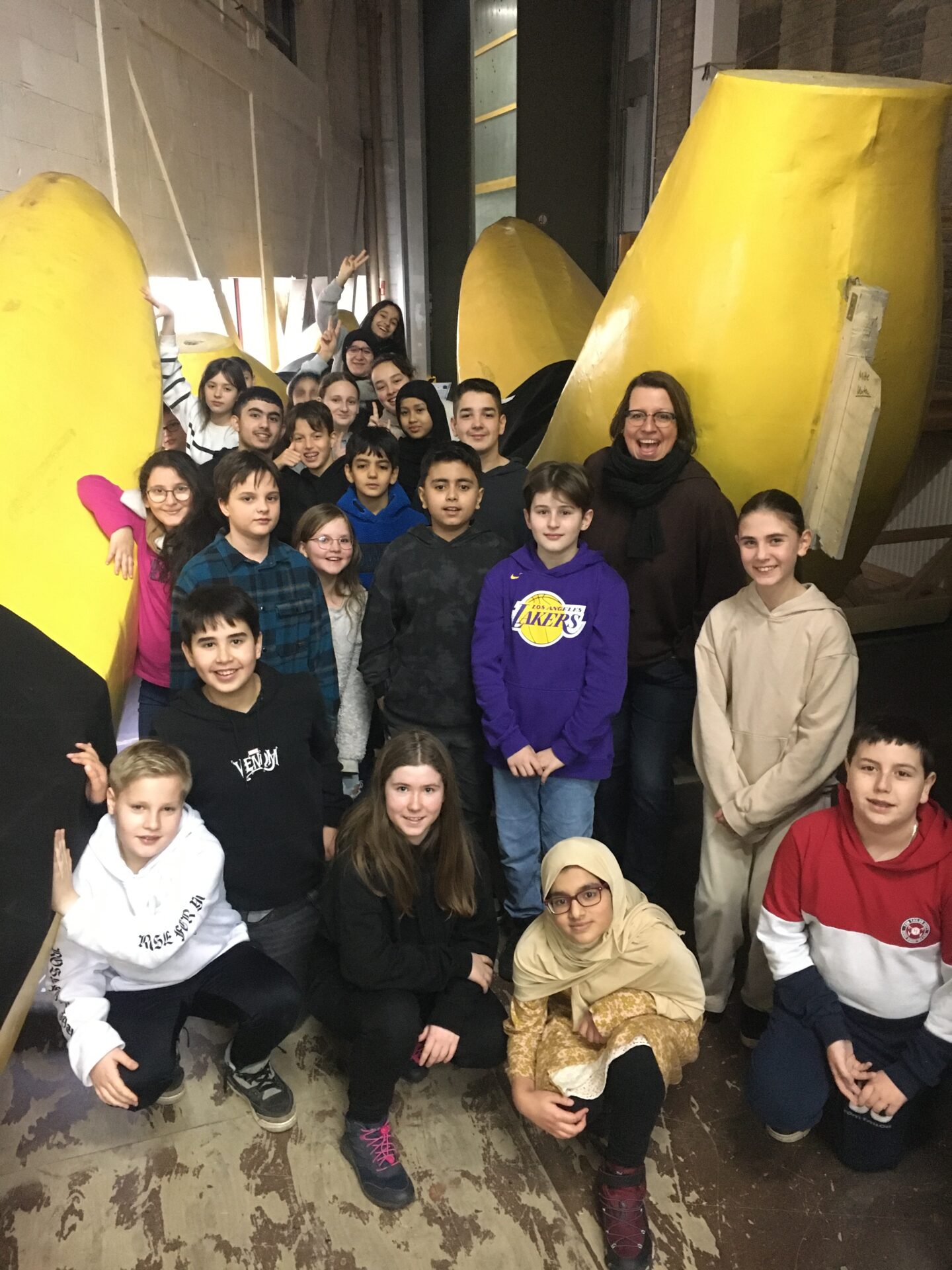 Mal echte Theaterluft schnuppern - Die 6d steht während ihrer Führung mitten in einem sehr großen Requisit im Schauspielhaus