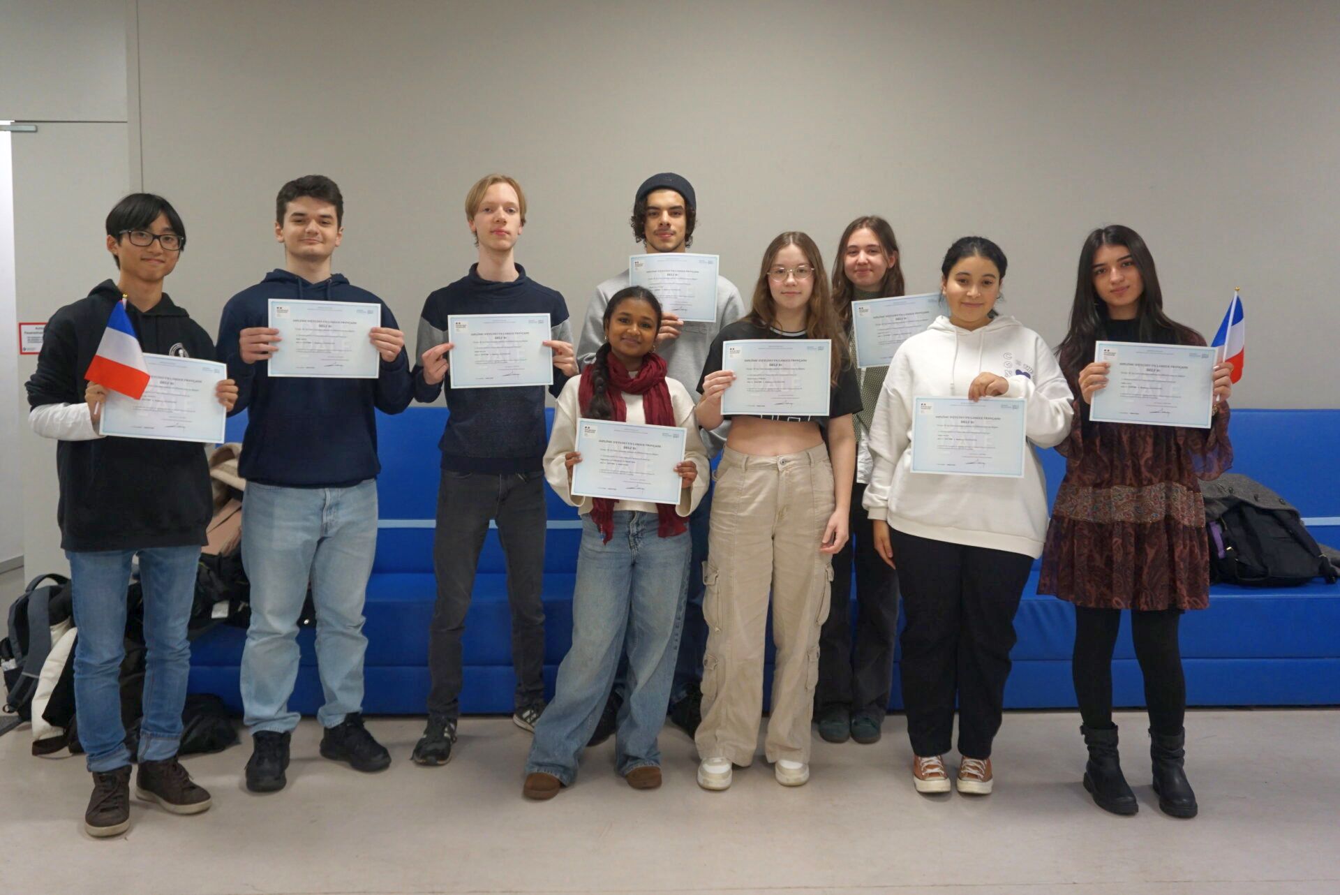 Neun Schülerinnen und Schüler mit ihren DELF-Diplomen