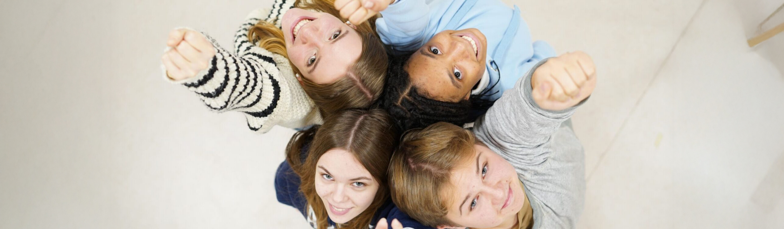 Volle Kraft voraus - Schülergruppe von oben