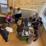 Befüllen der Sammelbehälter mit Elektroschrott