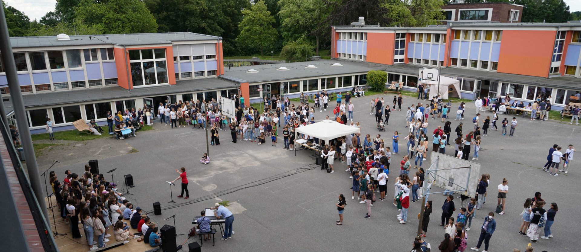 Blick beim Sommerfest über dem Schulhof