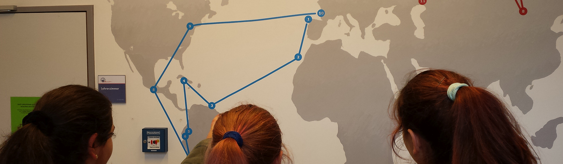 Humboldts Reisen, dargestellt vor dem Lehrerzimmer