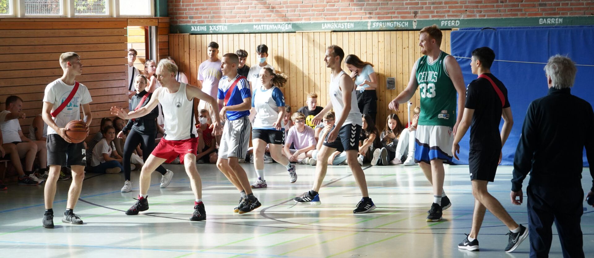 Lehrer und Schüler beim Basketballturnier in der Sporthalle