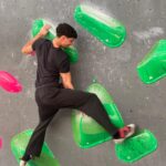 Schüler an einer Kletterwand