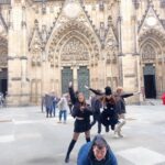 Schülerinnen und Schüler vor dem Veitsdom