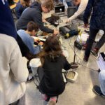 Sortieren des Elektroschrotts im Klassenraum