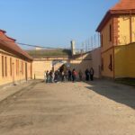 Vor dem Konzentrationslager Theresienstadt