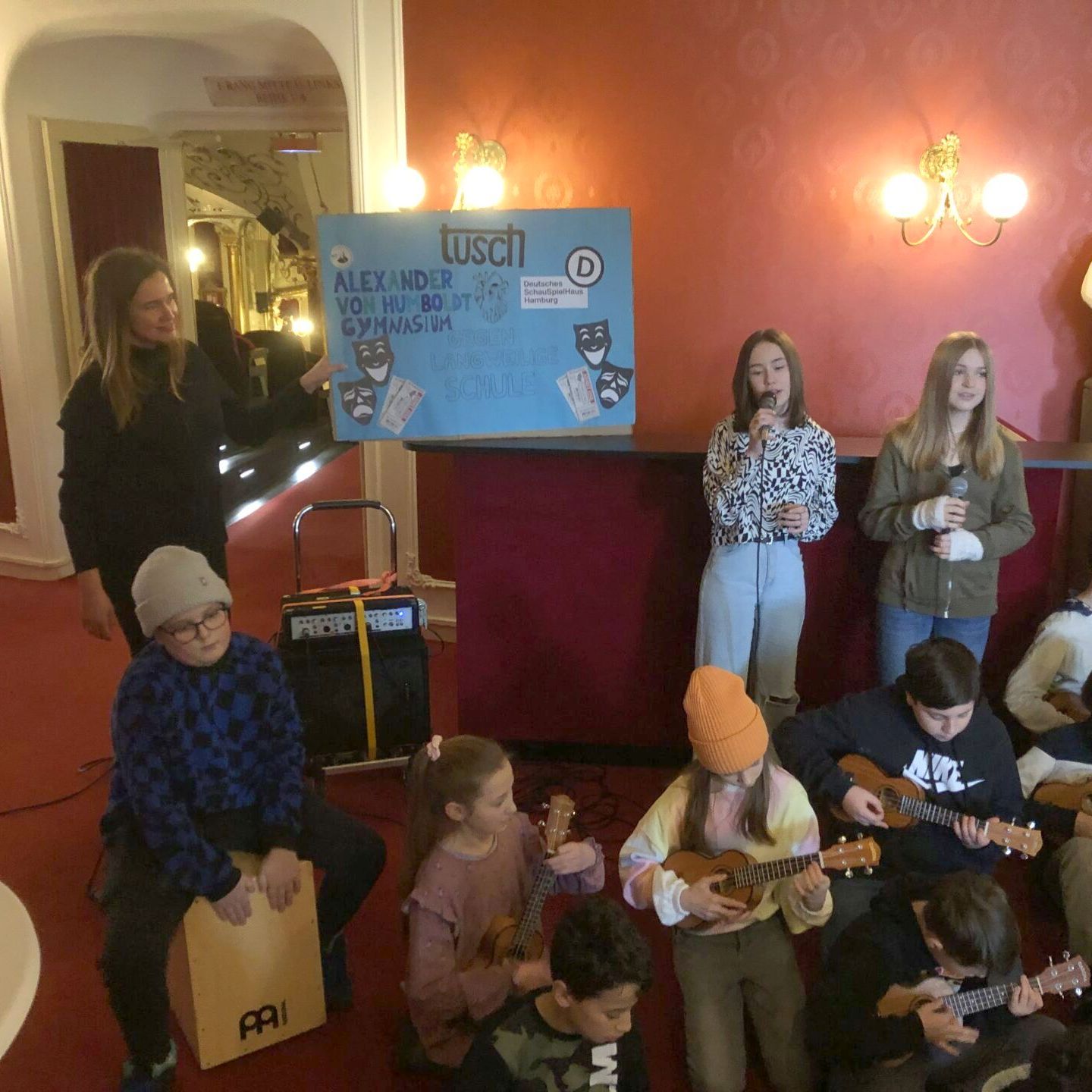 Besuch einer Schülergruppe vom AvH mit Yukulelen im Schauspielhaus Hamburg im Rahmen von TUSCH