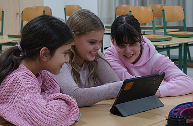 Drei Schülerinnen an einem Laptop